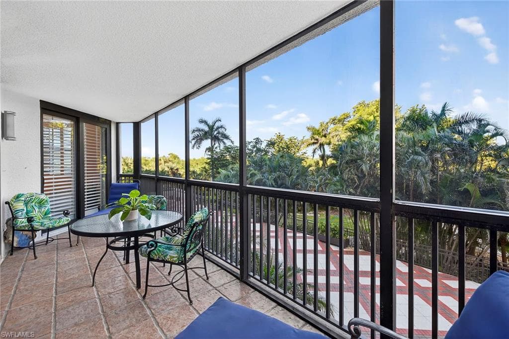 6075 Pelican Bay Blvd 204, Naples, FL 34108-2