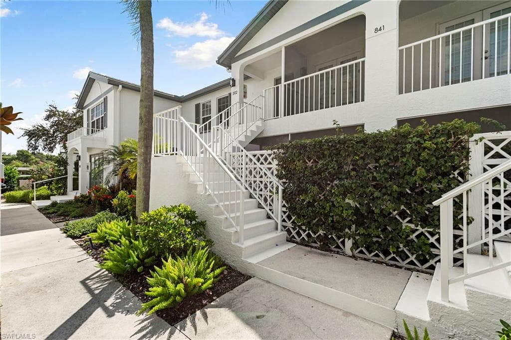 841 Tanbark Dr 202, Naples, FL 34108-29