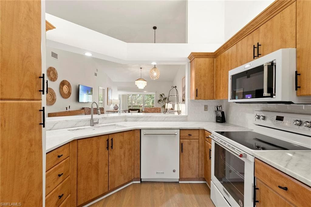 841 Tanbark Dr 202, Naples, FL 34108-2