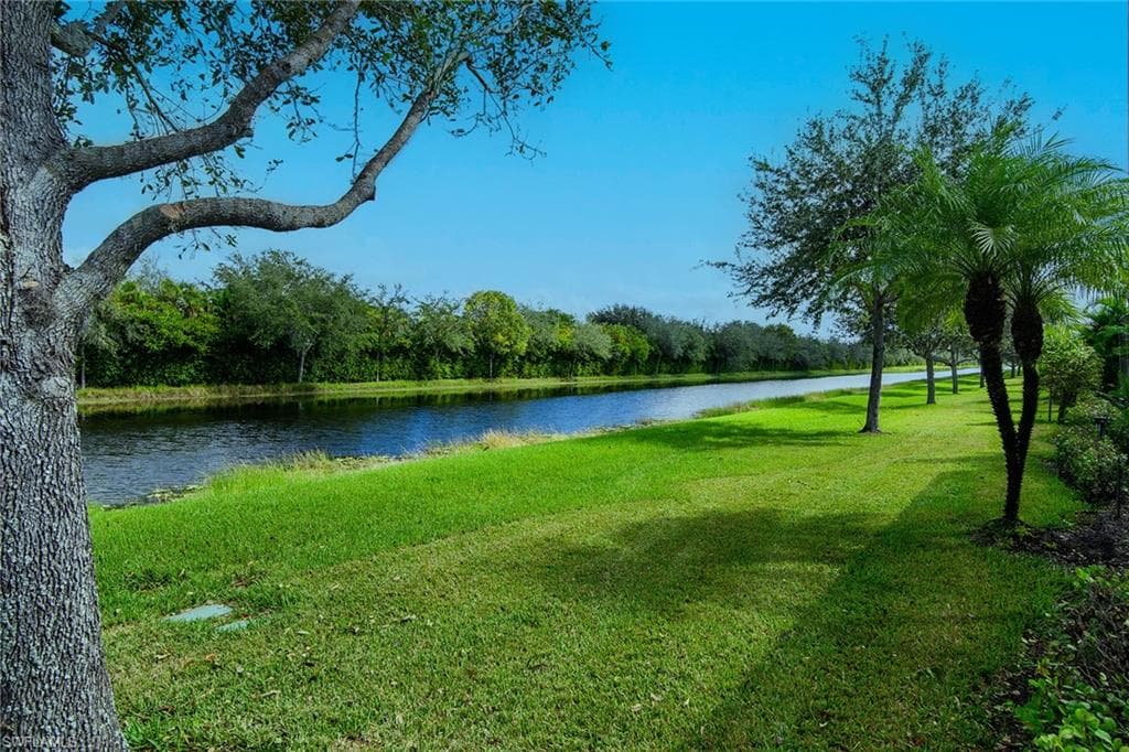 2990 Aviamar Cir, Naples, FL 34114-32