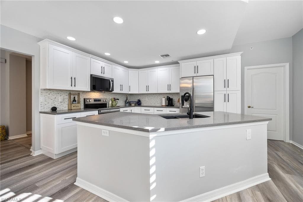 4650 Yacht Harbor Dr 121, Naples, FL 34112-9