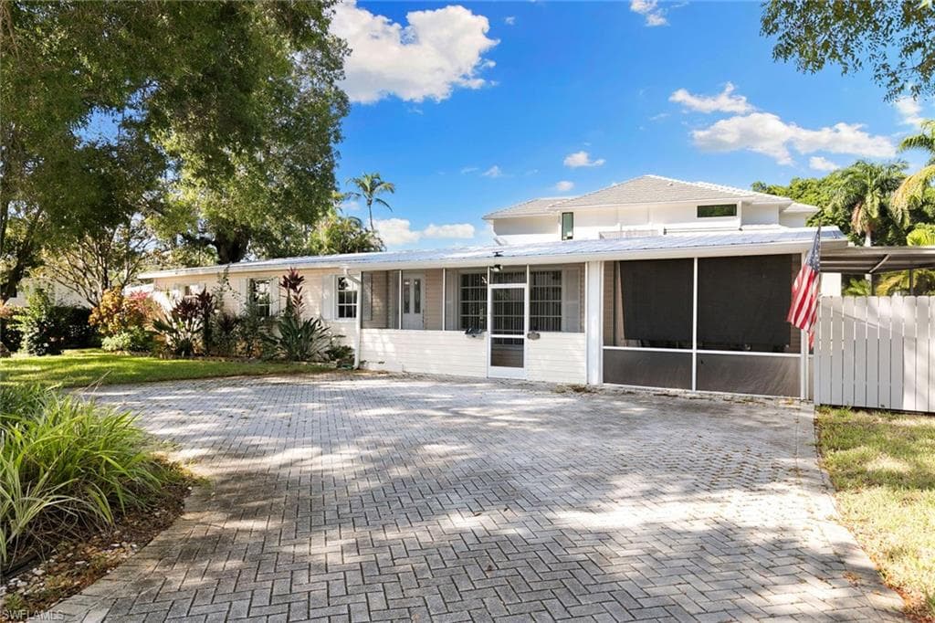 1290 10th Ave N, Naples, FL 34102-25