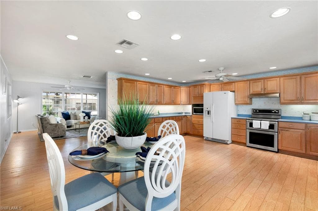 1290 10th Ave N, Naples, FL 34102-4