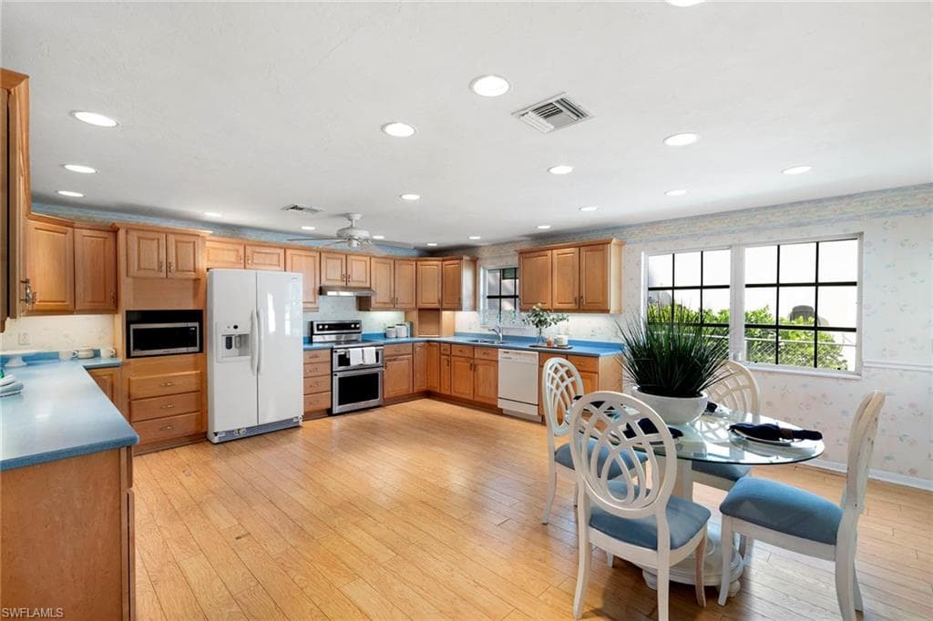 1290 10th Ave N, Naples, FL 34102-5