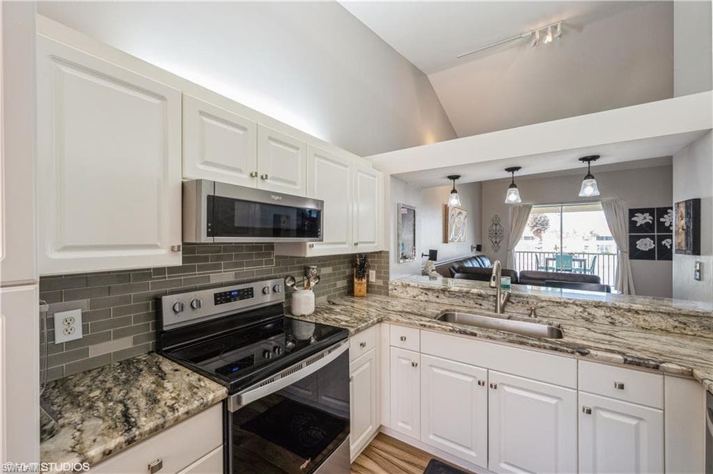 290 Robin Hood Cir 202, Naples, FL 34104-22