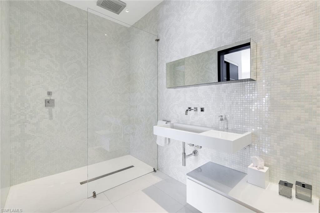 260 Channel Dr, Naples, FL 34108-27