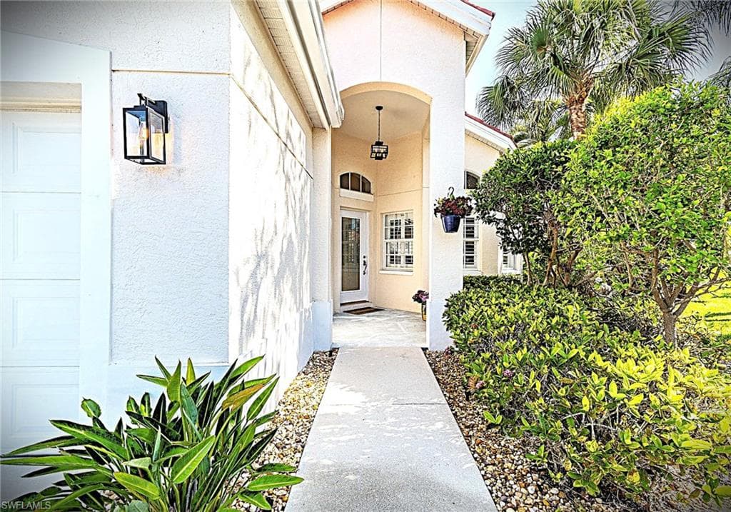 102 Palm Frond Ct, Naples, FL 34104-5