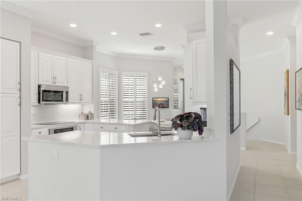 1211 Egrets Lndg 202, Naples, FL 34108-7