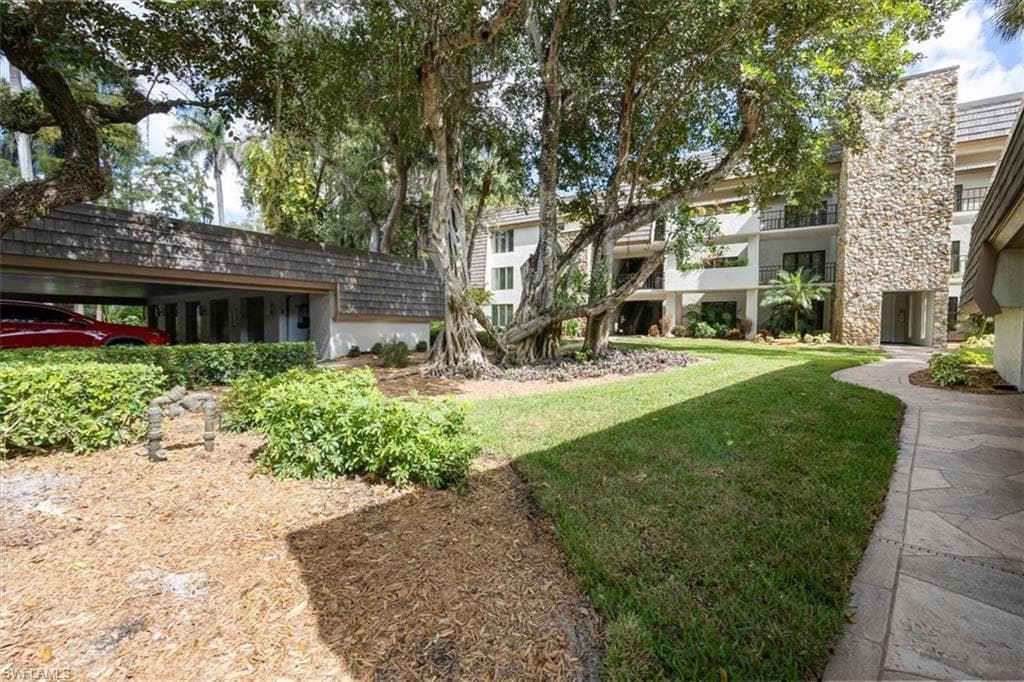 103 Clubhouse Dr 252, Naples, FL 34105-16