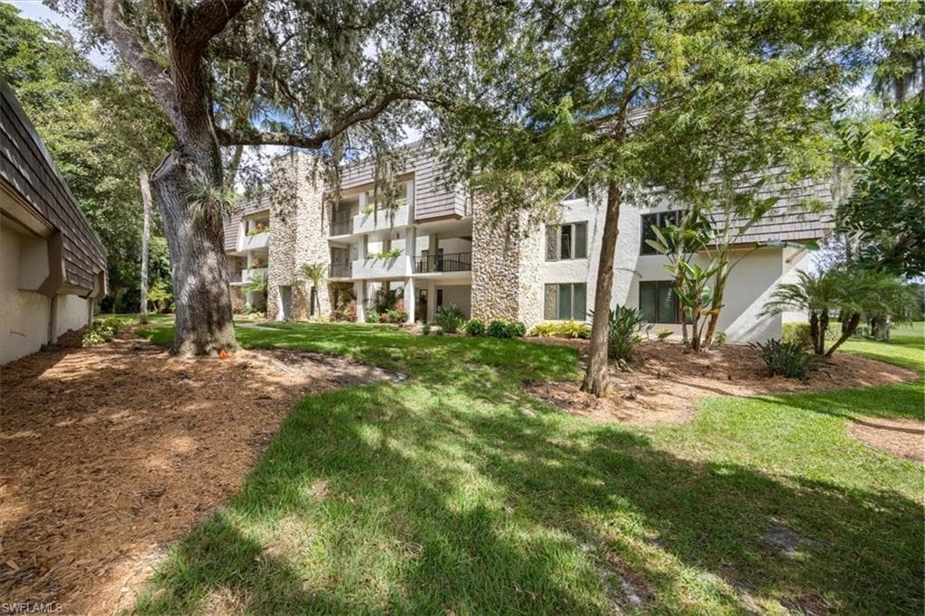 103 Clubhouse Dr 252, Naples, FL 34105-17