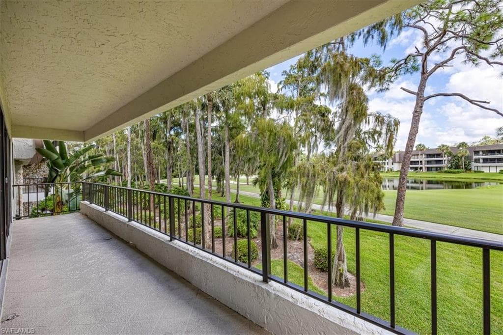 103 Clubhouse Dr 252, Naples, FL 34105-1