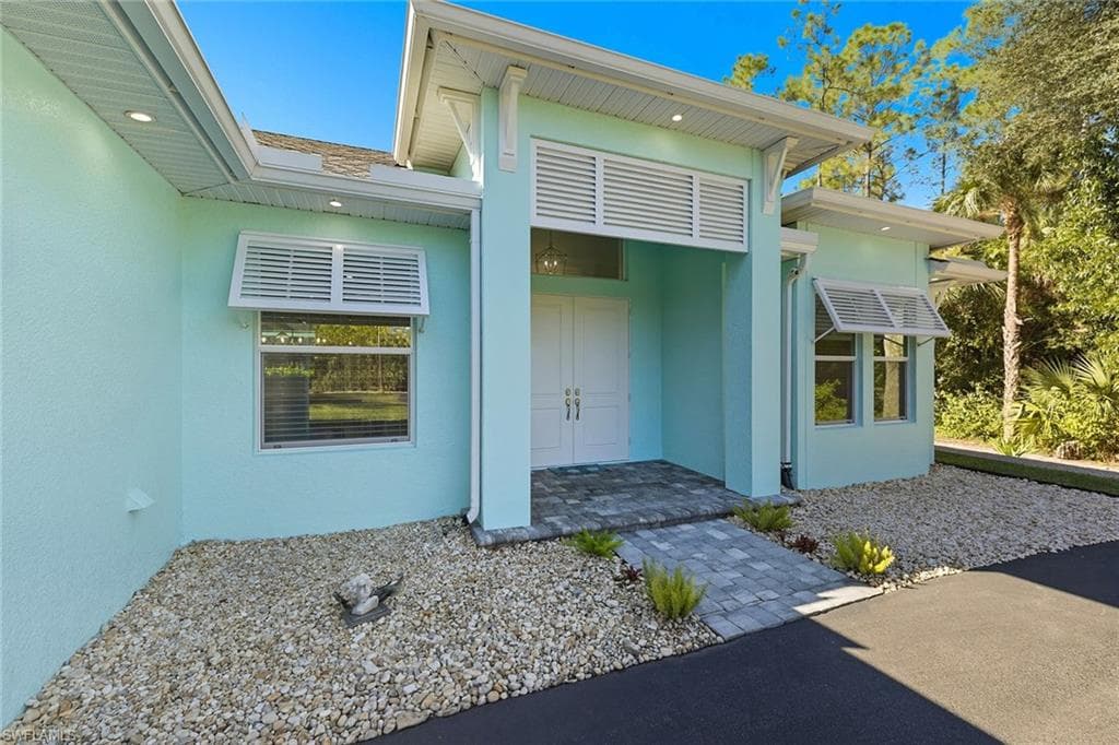 152 14th Ave NW, Naples, FL 34120-2