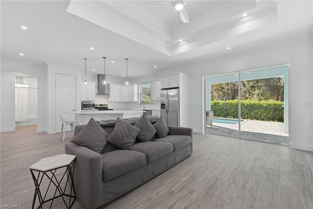 152 14th Ave NW, Naples, FL 34120-4