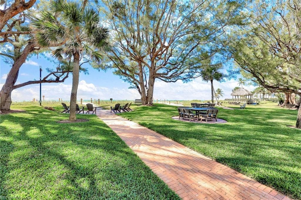 2000 Alamanda Dr 104, Naples, FL 34102-8