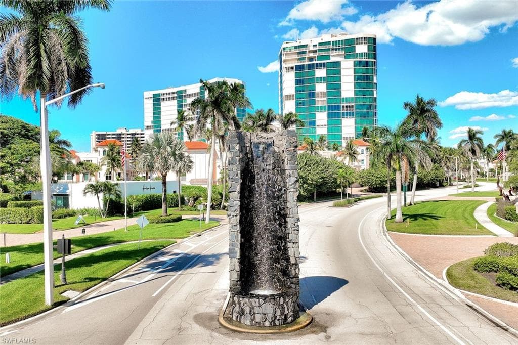 2000 Alamanda Dr 104, Naples, FL 34102-9