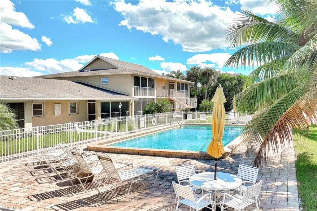 2000 Alamanda Dr 104, Naples, FL 34102-14