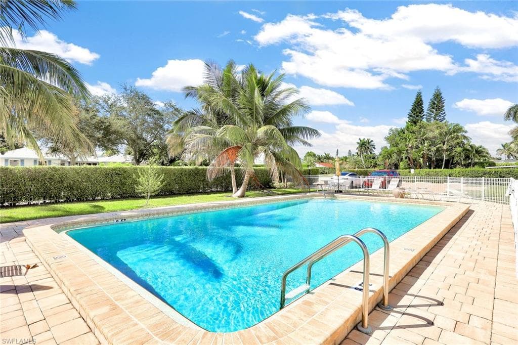 2000 Alamanda Dr 104, Naples, FL 34102-15