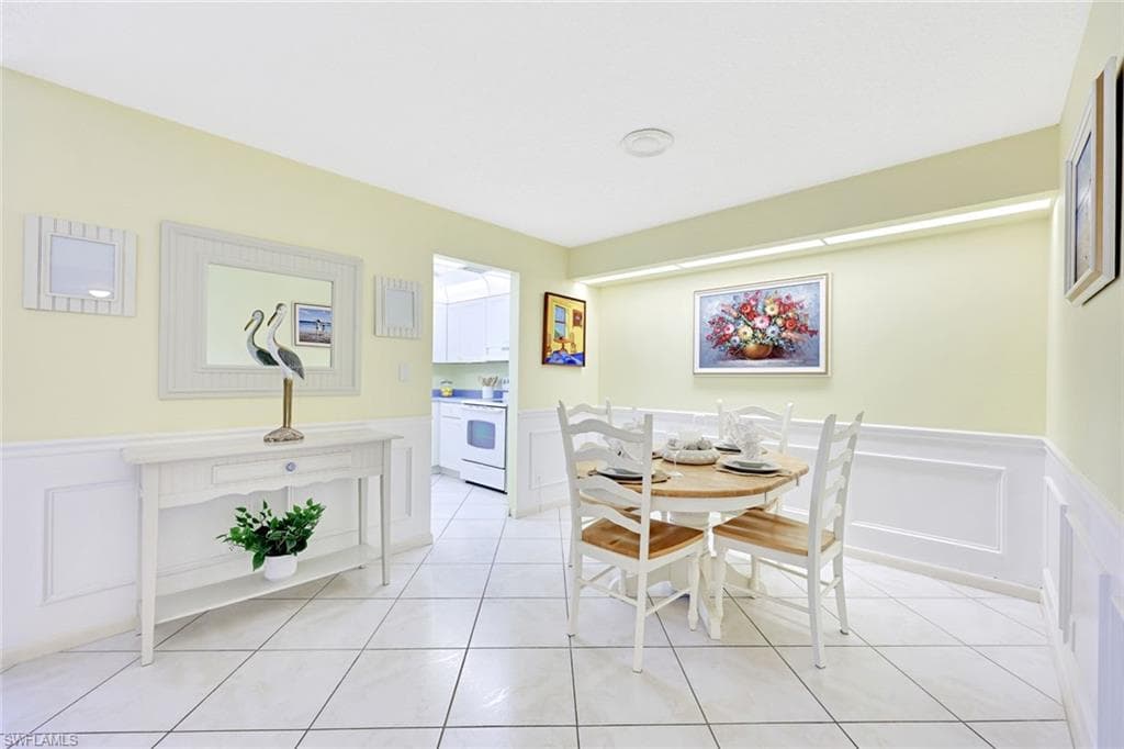 2000 Alamanda Dr 104, Naples, FL 34102-22