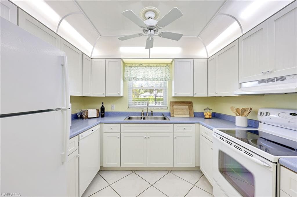 2000 Alamanda Dr 104, Naples, FL 34102-23