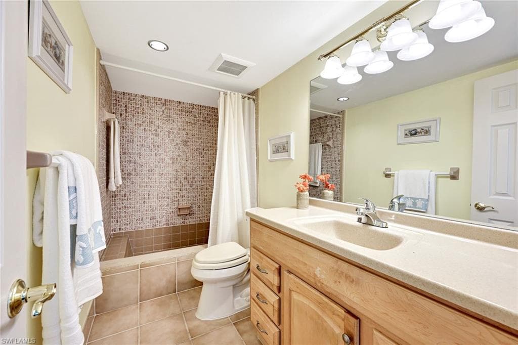 2000 Alamanda Dr 104, Naples, FL 34102-28