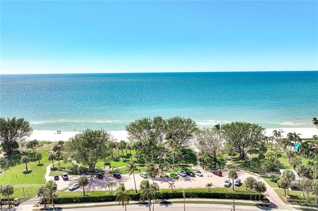 2000 Alamanda Dr 104, Naples, FL 34102-5