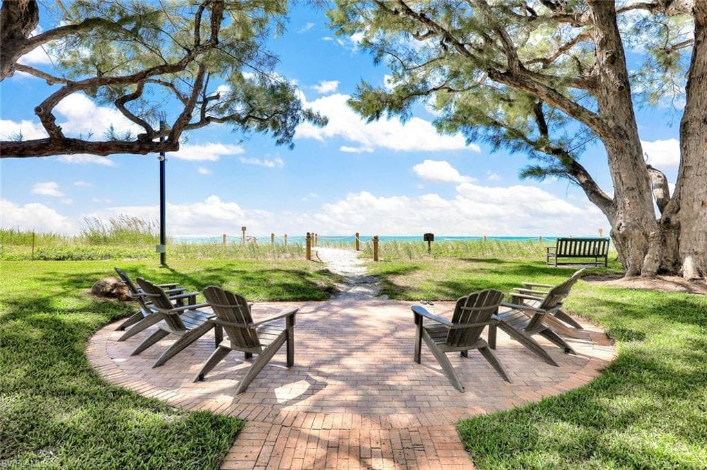 2000 Alamanda Dr 104, Naples, FL 34102-6