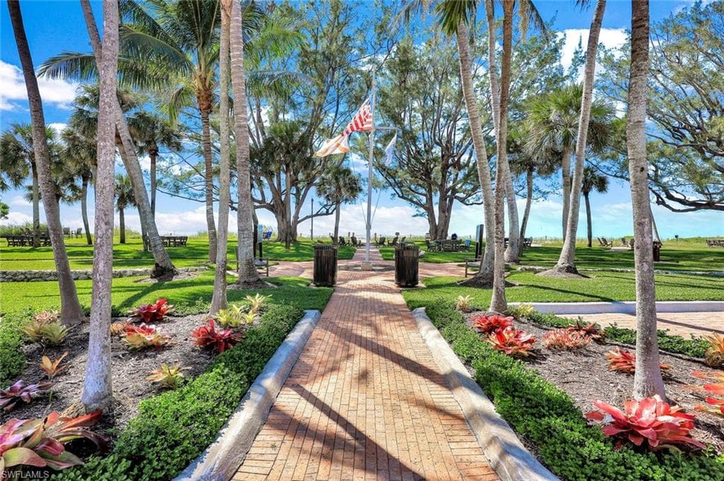 2000 Alamanda Dr 104, Naples, FL 34102-7