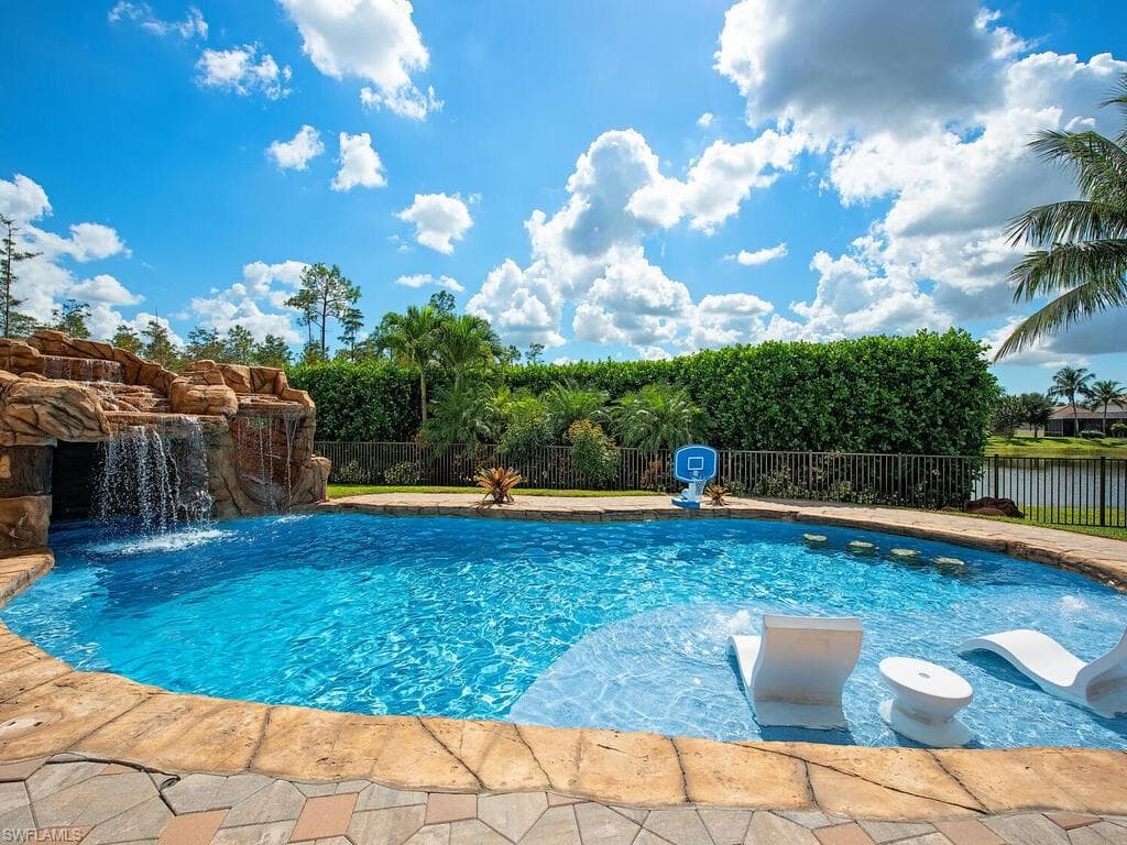 2750 Cinnamon Bay Cir, Naples, FL 34119-4