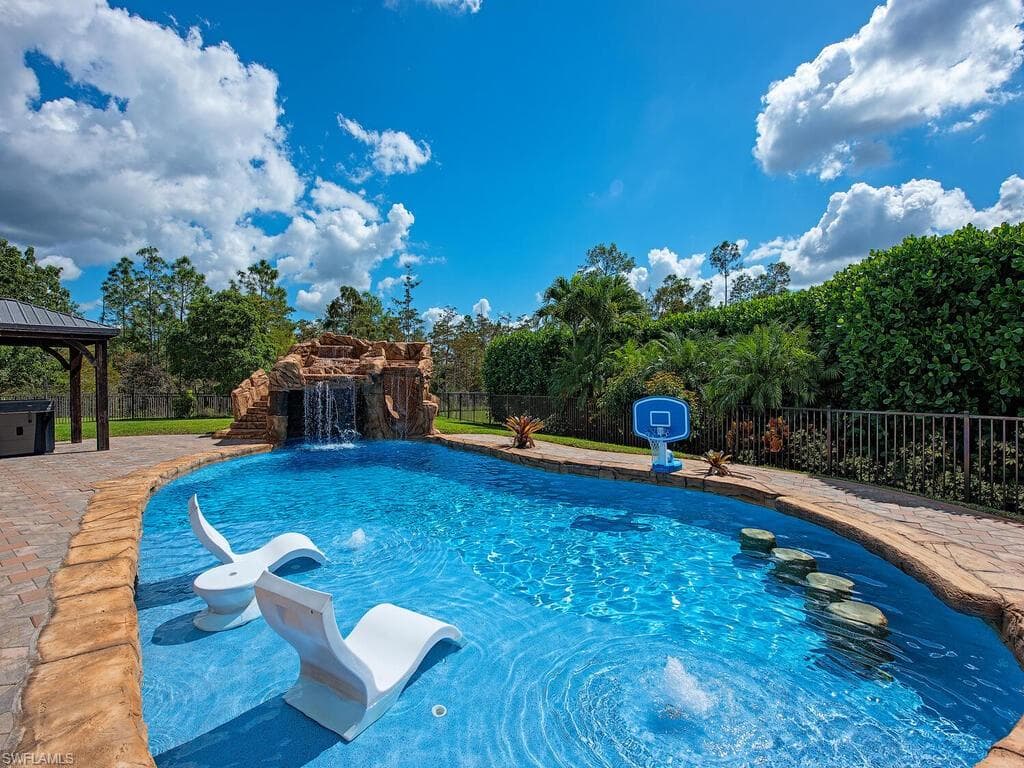 2750 Cinnamon Bay Cir, Naples, FL 34119-6