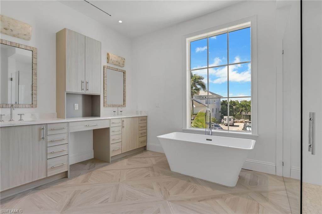 1747 Harbor Ln, Naples, FL 34104-10