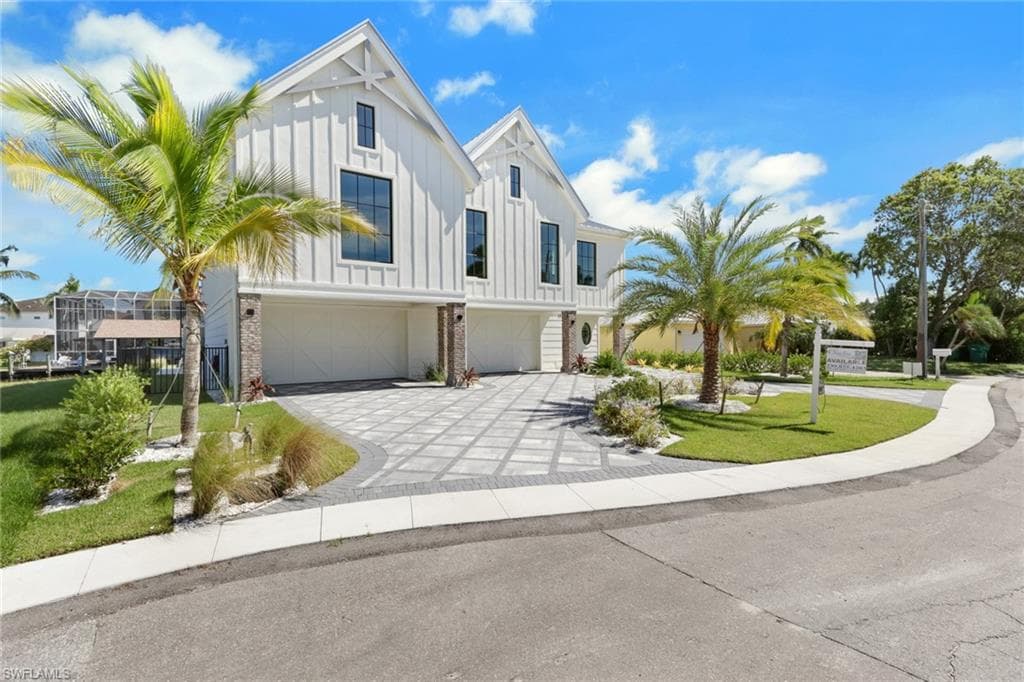 1747 Harbor Ln, Naples, FL 34104-2