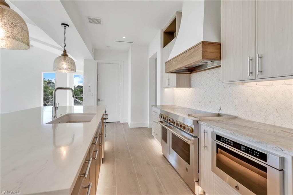 1747 Harbor Ln, Naples, FL 34104-3