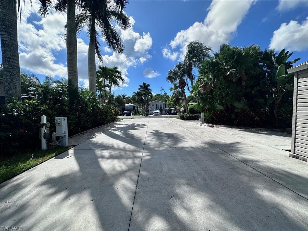 1659 Diamond Lake Cir, Naples, FL 34114-10