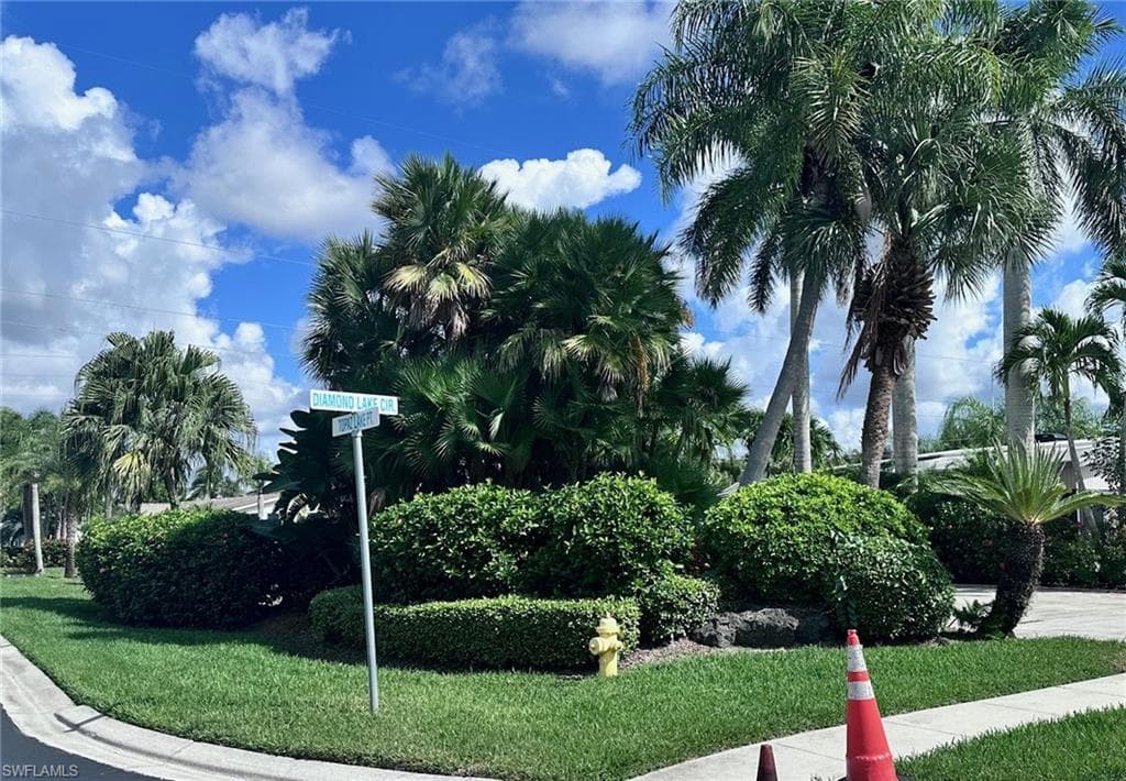 1659 Diamond Lake Cir, Naples, FL 34114-11
