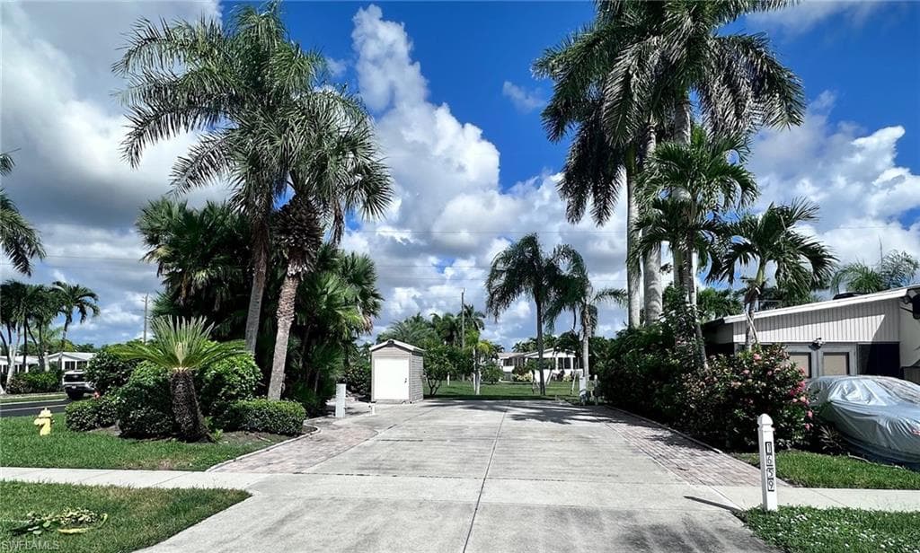 1659 Diamond Lake Cir, Naples, FL 34114-2