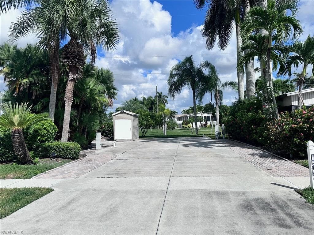1659 Diamond Lake Cir, Naples, FL 34114-3