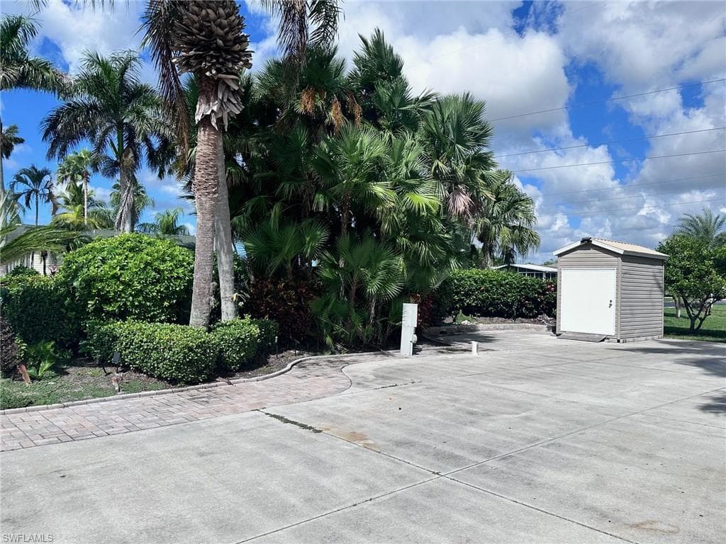 1659 Diamond Lake Cir, Naples, FL 34114-4