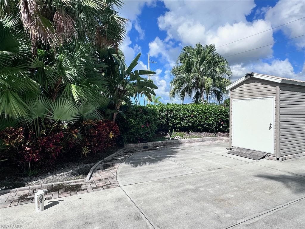 1659 Diamond Lake Cir, Naples, FL 34114-7