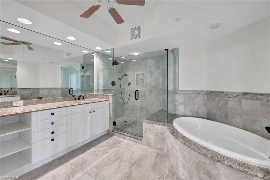 425 Cove Tower Dr 701, Naples, FL 34110-25