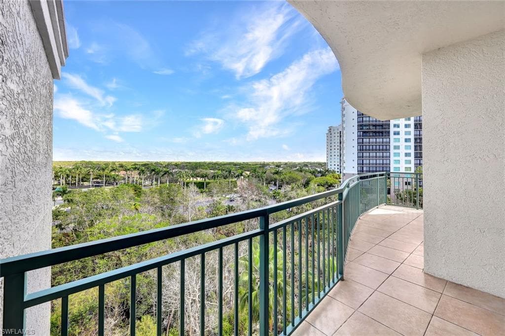 425 Cove Tower Dr 701, Naples, FL 34110-27