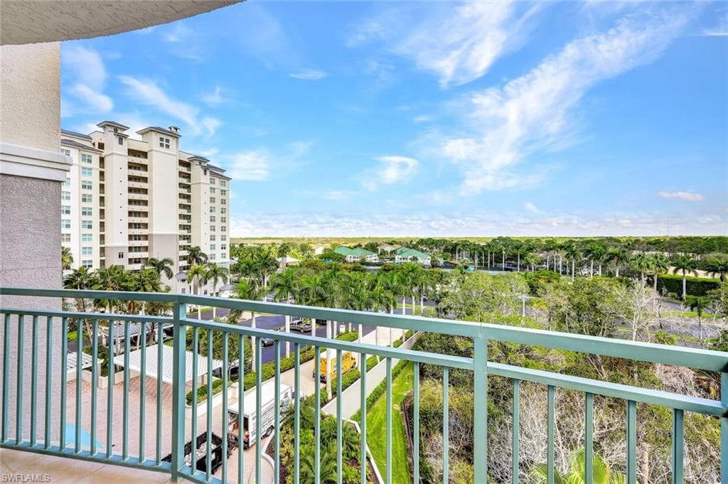 425 Cove Tower Dr 701, Naples, FL 34110-28