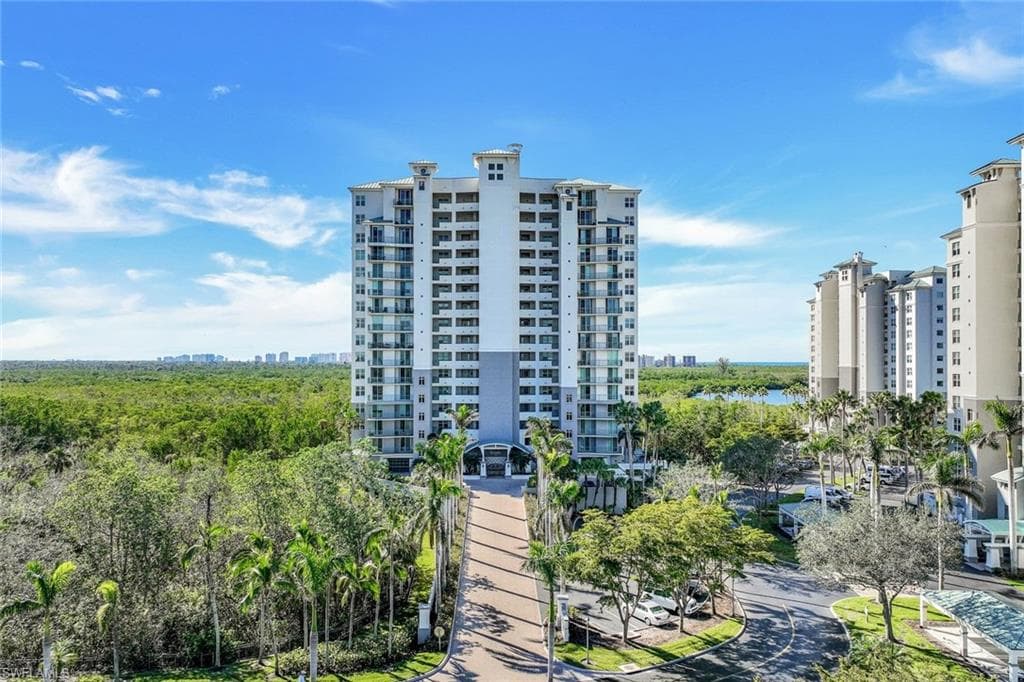 425 Cove Tower Dr 701, Naples, FL 34110-2