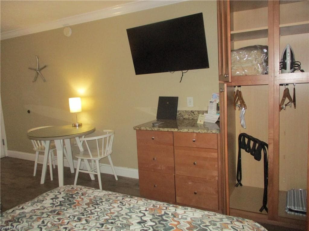 2555 9th St N 131, Naples, FL 34103-7