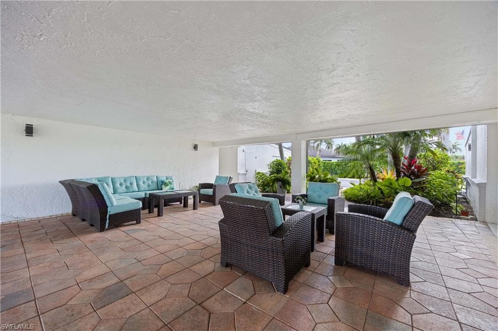 383 Harbour Dr 309, Naples, FL 34103-44