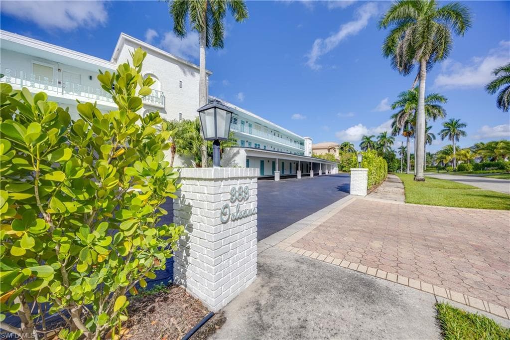 383 Harbour Dr 309, Naples, FL 34103-45