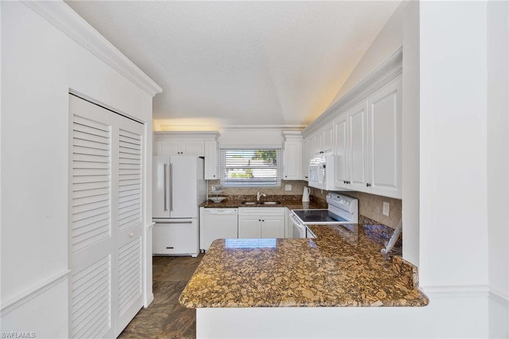 394 Emerald Bay Cir F1, Naples, FL 34110-9