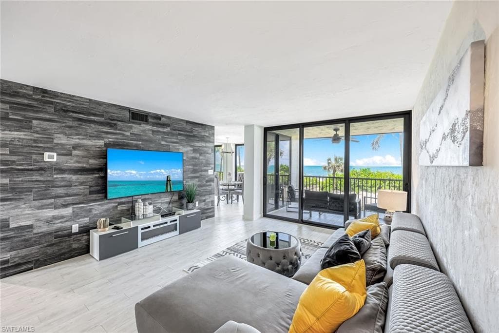 10475 Gulf Shore Dr 112, Naples, FL 34108-1