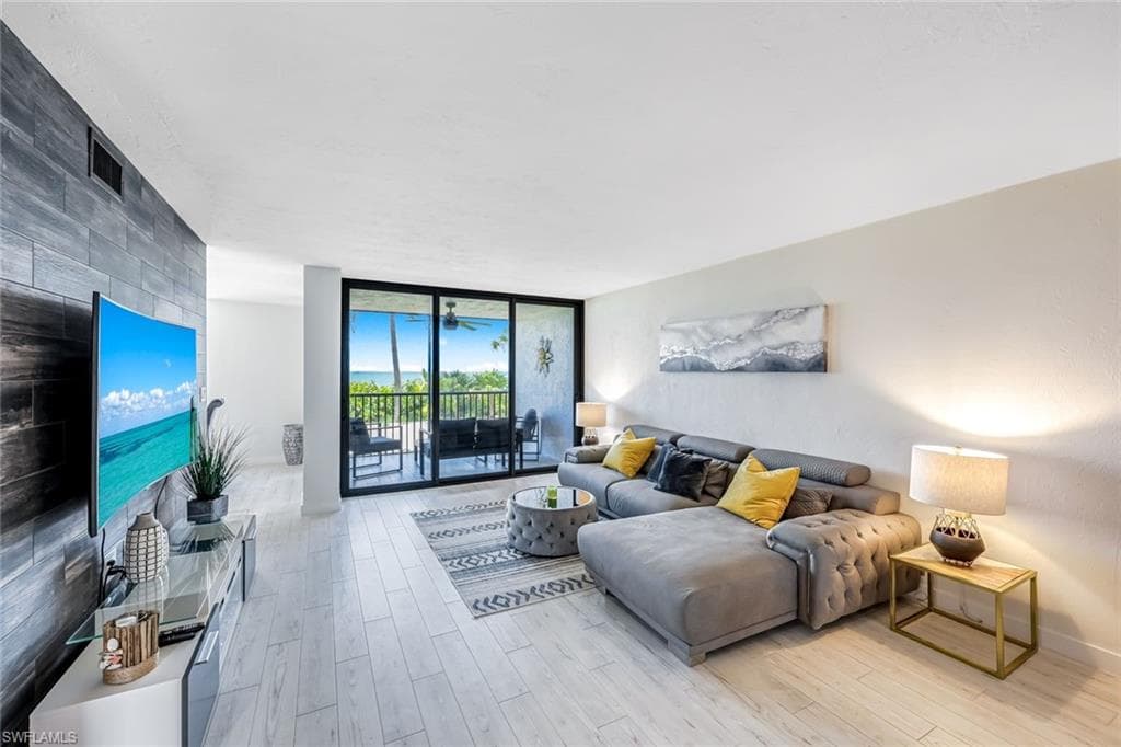 10475 Gulf Shore Dr 112, Naples, FL 34108-3