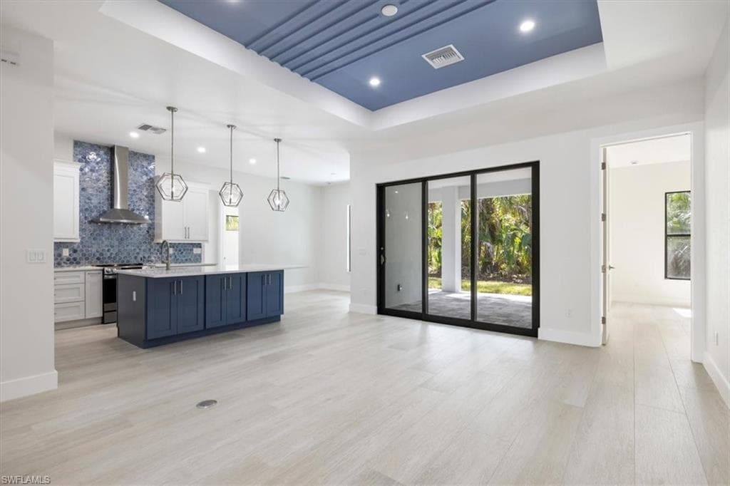 916 22nd Ave NE, Naples, FL 34120-10