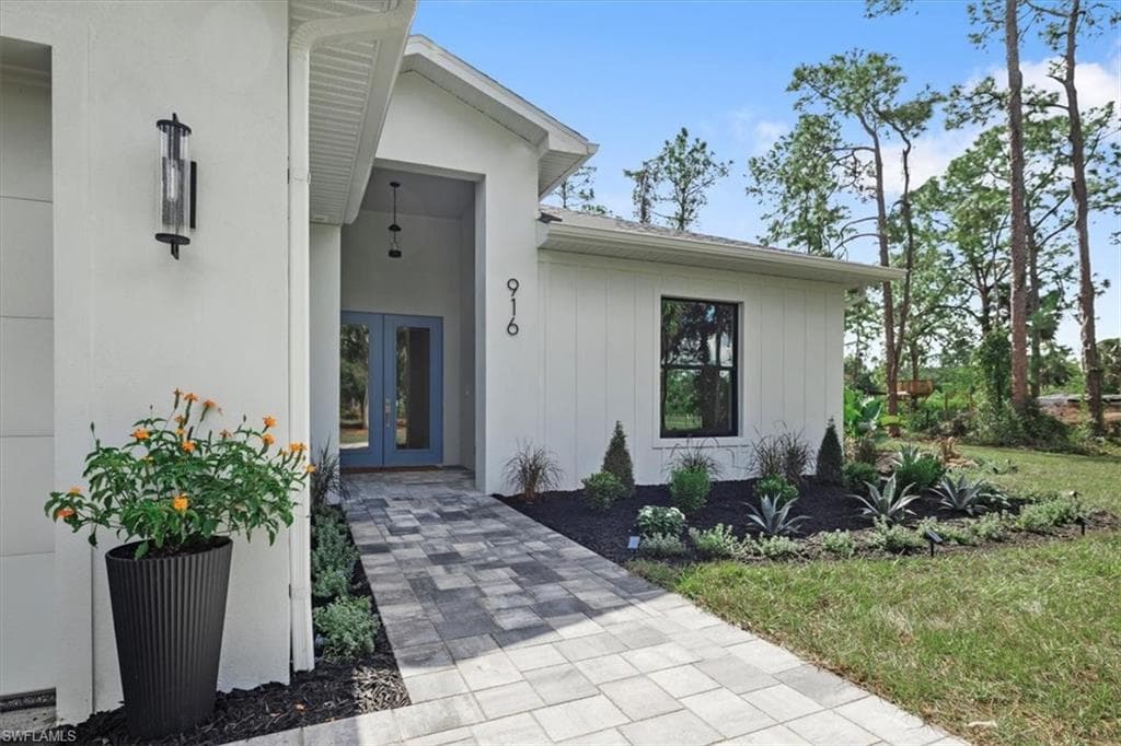 916 22nd Ave NE, Naples, FL 34120-2